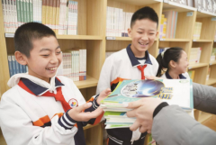 鼓舞孩子提早联系同学和老师共享见闻和